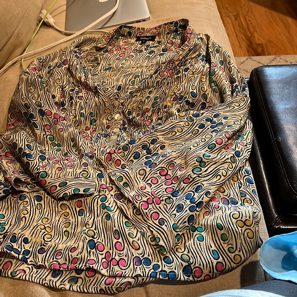 Womens blouse. Size small   Tolani brand.